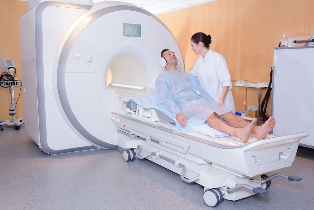 Pacjen podczas badania PET pozwalającego zdiagnozować nowotwór złośliwy lub nowotwór niezłośliwy.