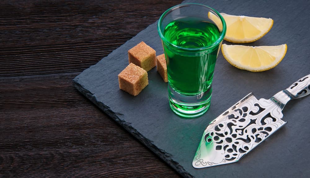 Absynt – skład, właściwości, zastosowanie, skutki uboczne, cena, ile ma procent?