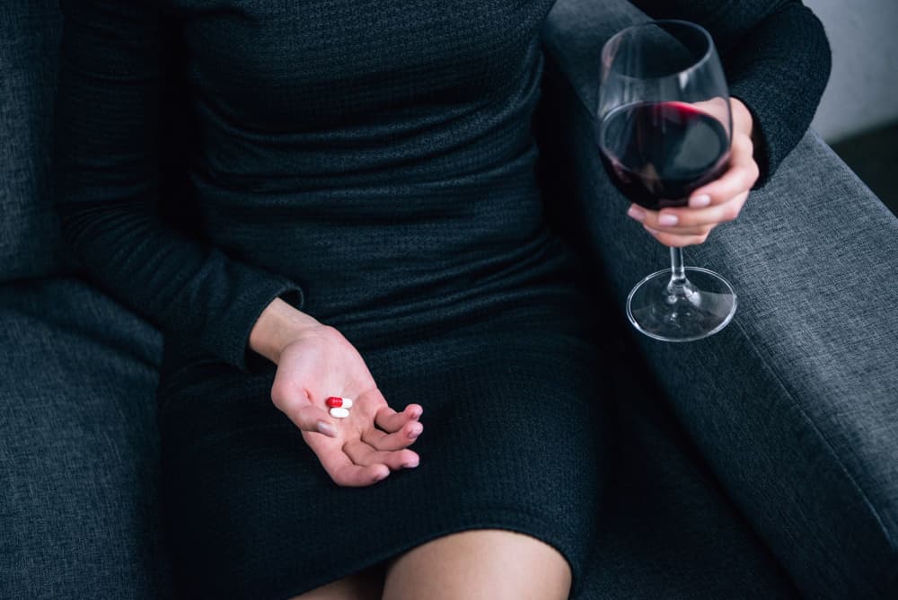 Alkohol a antydepresanty – czy podczas przyjmowania leków antydepresyjnych można pić alkohol?