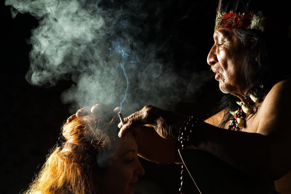 Ayahuasca (ajałaska) – co to za ceremonia? Jak przebiega? Czy jest bezpieczna i legalna w Polsce?
