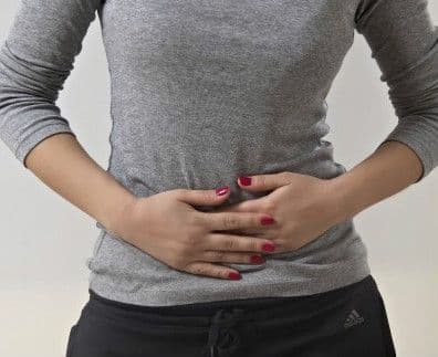 Ból brzucha na środku – jakie są przyczyny bólu na środku brzucha?