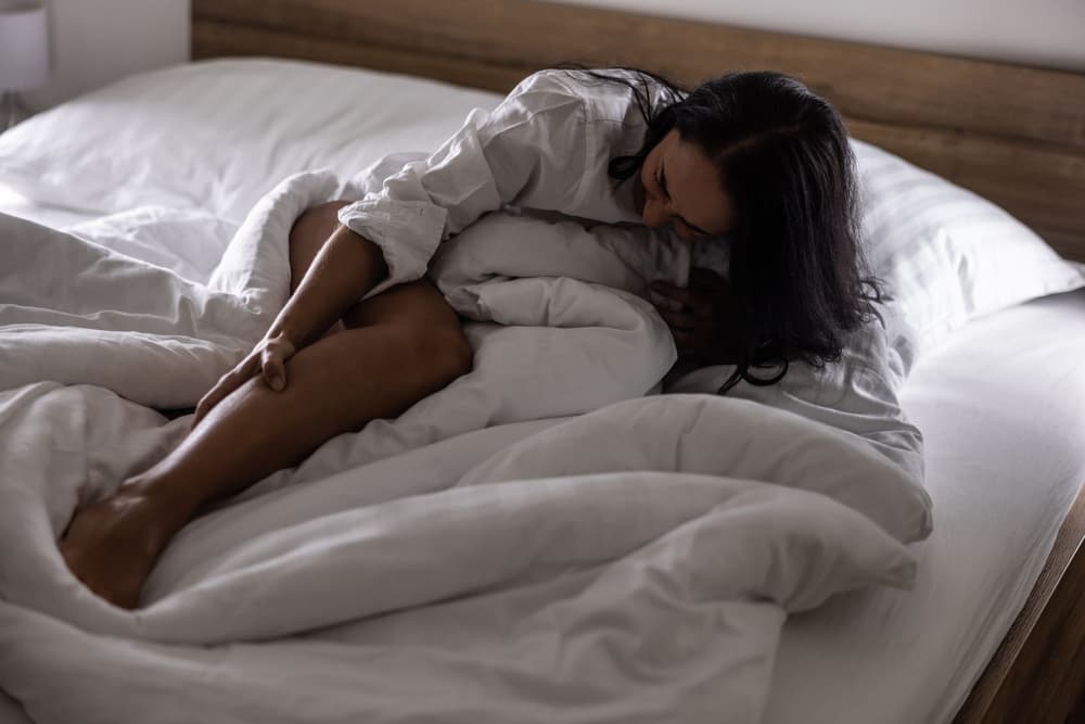 Ból nóg w nocy – przyczyny i sposoby radzenia sobie z dolegliwościami