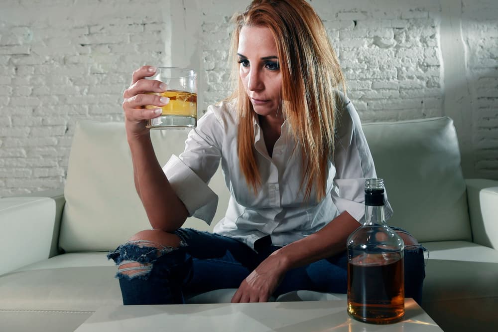 Ciąg alkoholowy – co to jest? Przyczyny, objawy, skutki, ile trwa, jak go przerwać?