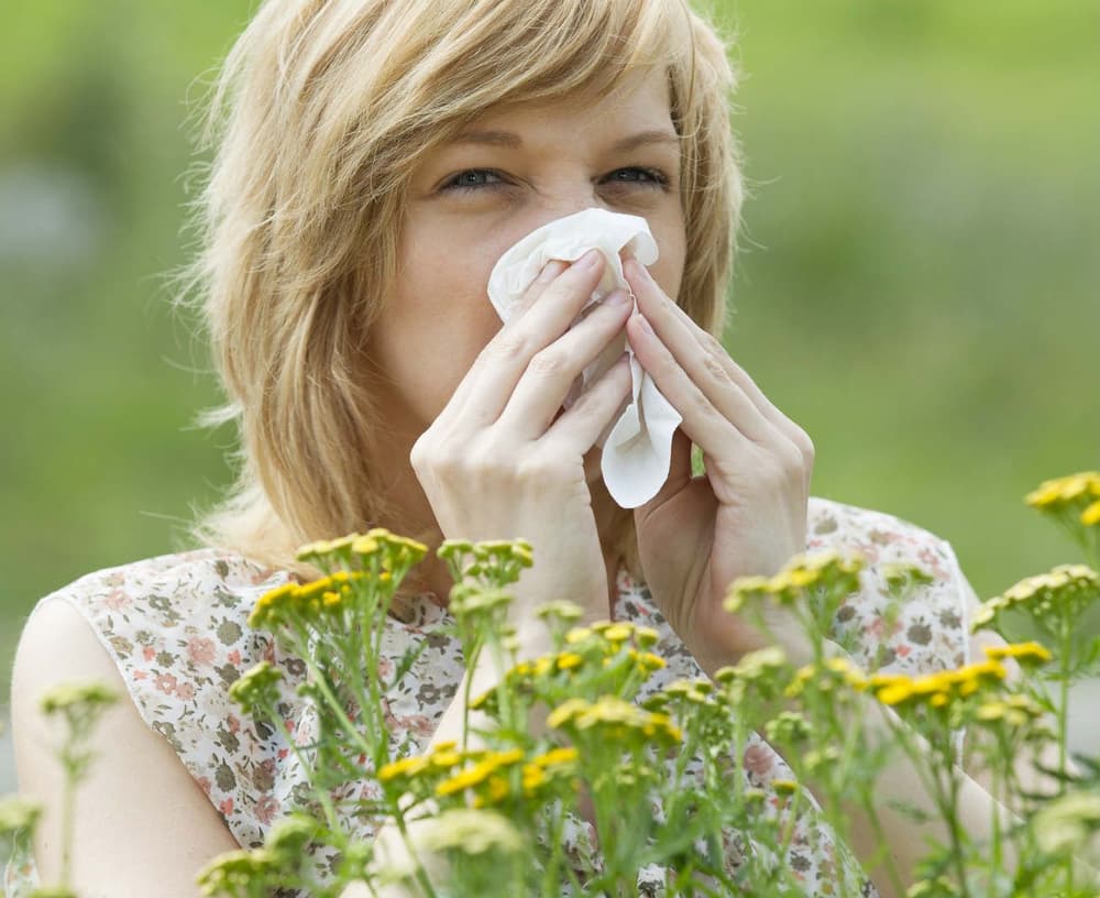 kobieta wycierająca nos w chusteczkę