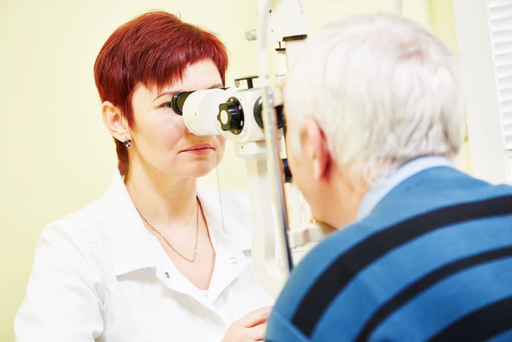Czerniak oka – przyczyny, objawy, diagnostyka, leczenie, rokowania