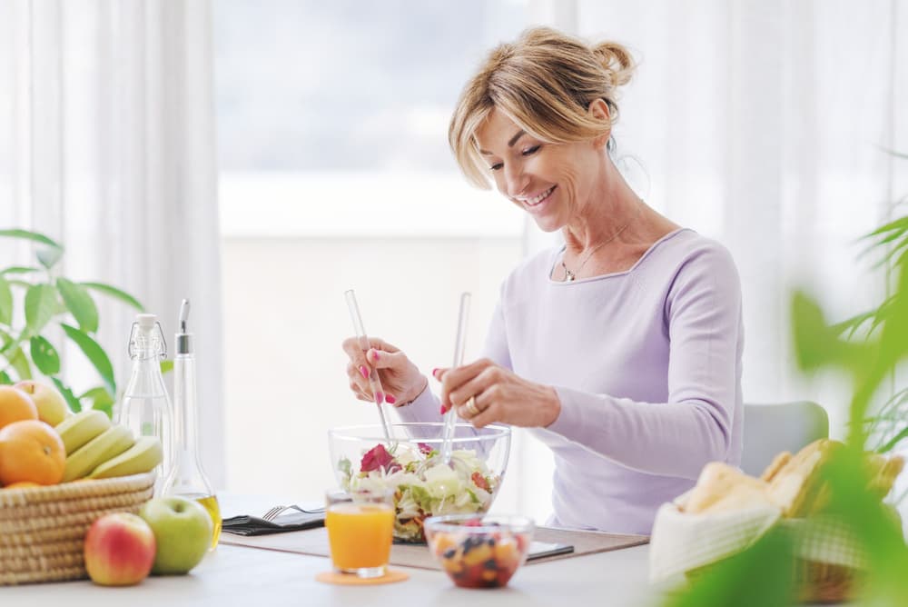 Menopauza – czy dieta ma wpływ na łagodzenie jej objawów?