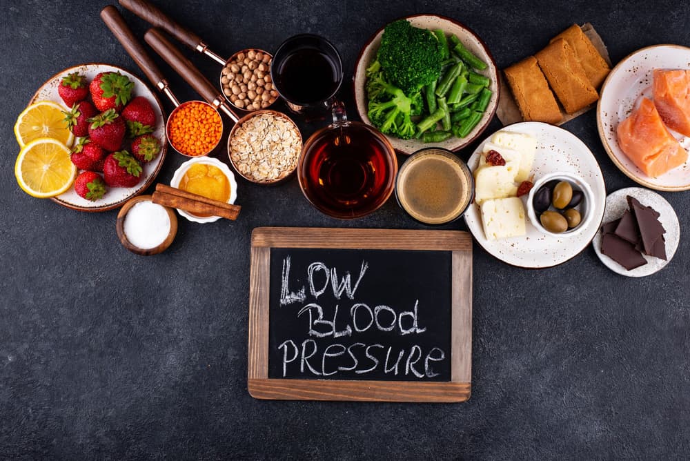 Niskie ciśnienie – co jeść i pić, żeby przestało kręcić się w głowie?