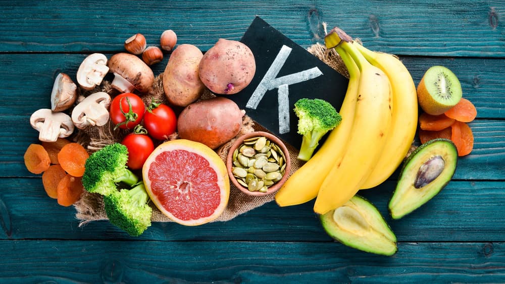 Dieta przy lekach przeciwzakrzepowych – co rozrzedza, a co powoduje gęstnienie krwi?