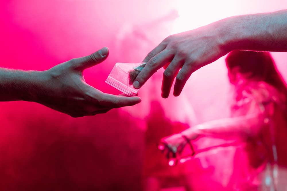 podawanie z ręki do ręki narkotyku na imprezie 