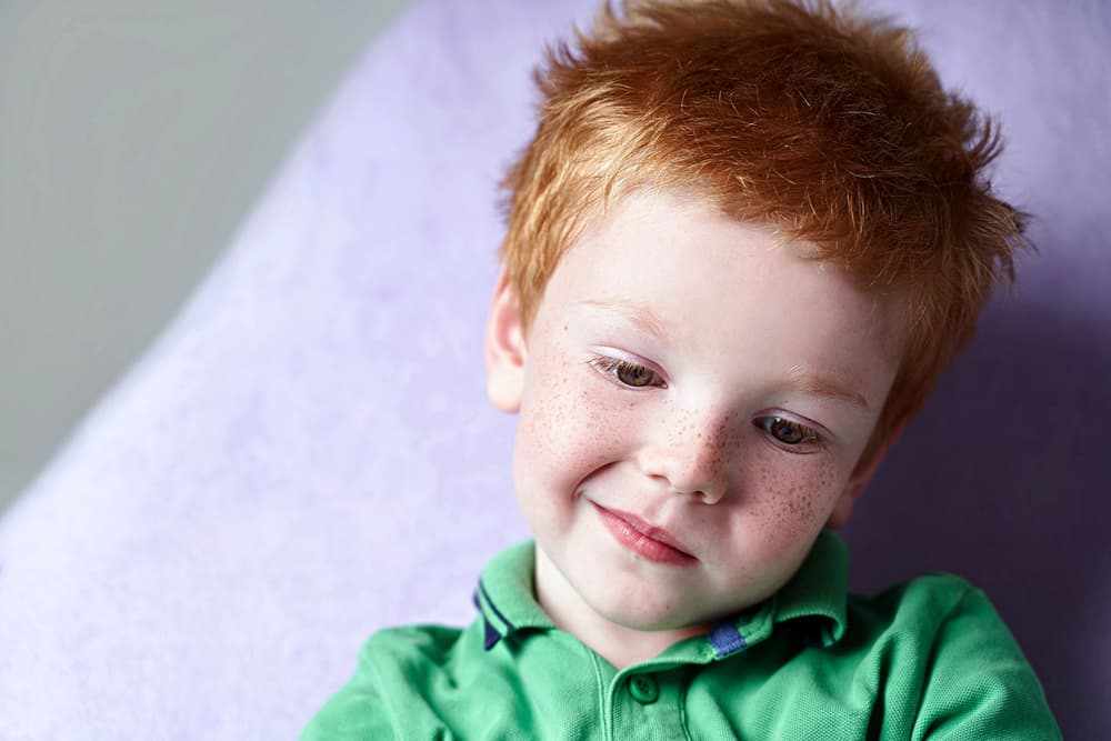 mały chłopiec z zawstydzoną miną