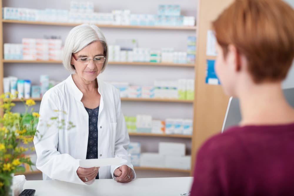 Farmaceutka sprzedająca kalrytromycynę.