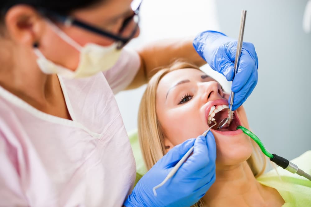 Fleczer – co to jest, kiedy dentysta go zakłada i na jak długo?