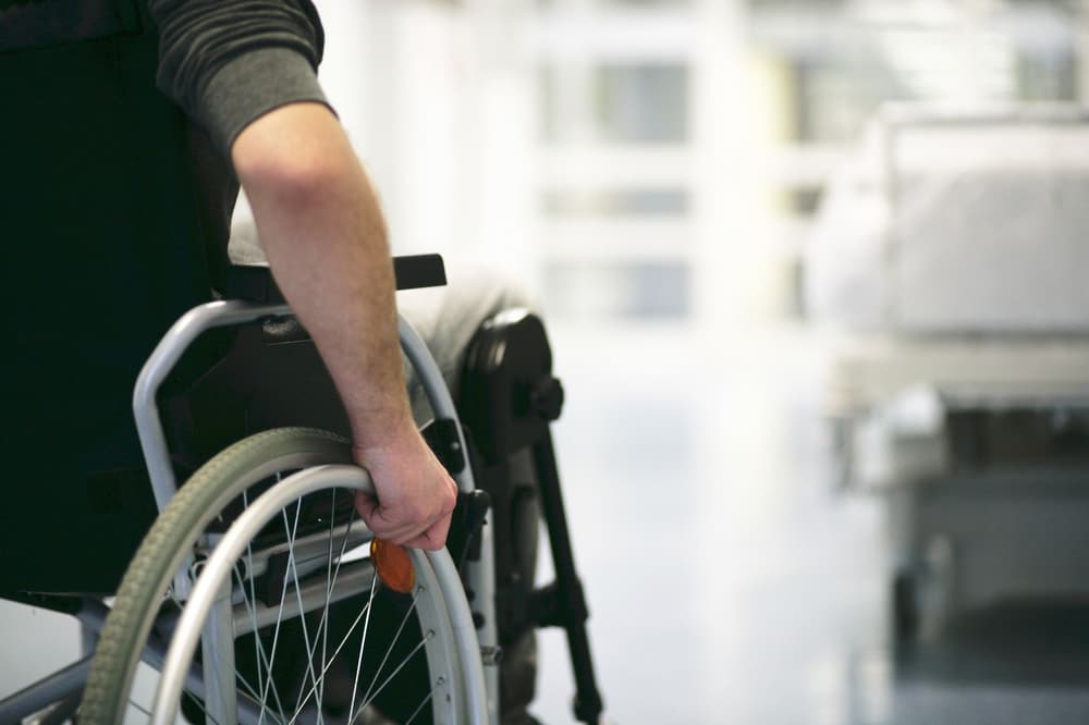 Stwardnienie zanikowe boczne (ALS lub SLA) – objawy, diagnostyka, dziedziczenie, leczenie, rehabilitacja, opieka