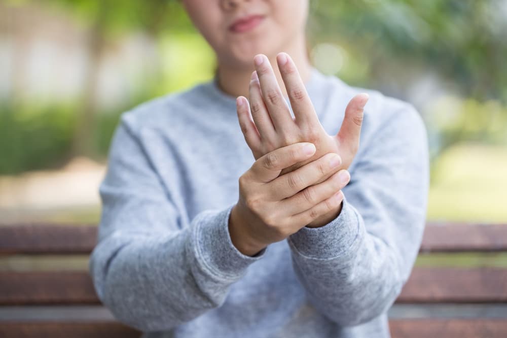 Ból lewej ręki – jakie są przyczyny bólu w lewej ręce?