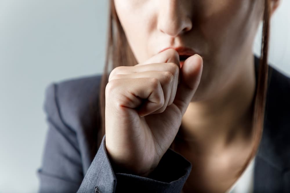 Ból pleców przy kaszlu i przy kichaniu – jakie są przyczyny?