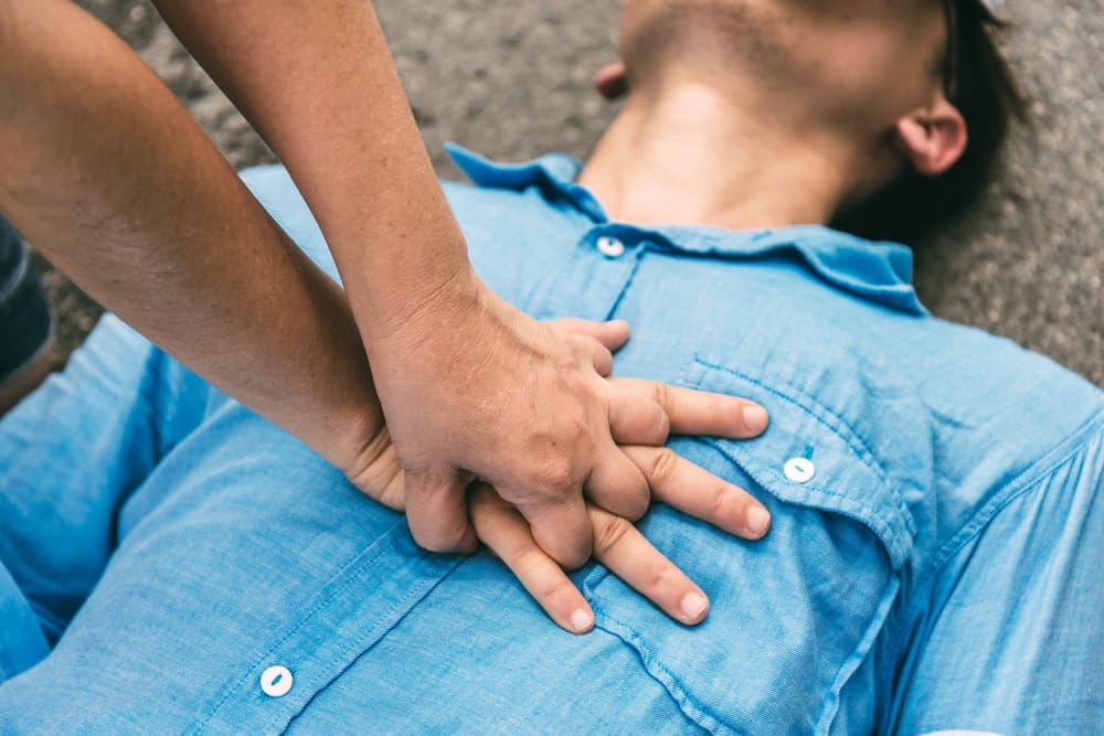 Zawał serca – pierwsza pomoc – jak udzielić pierwszej pomocy przy zawale?