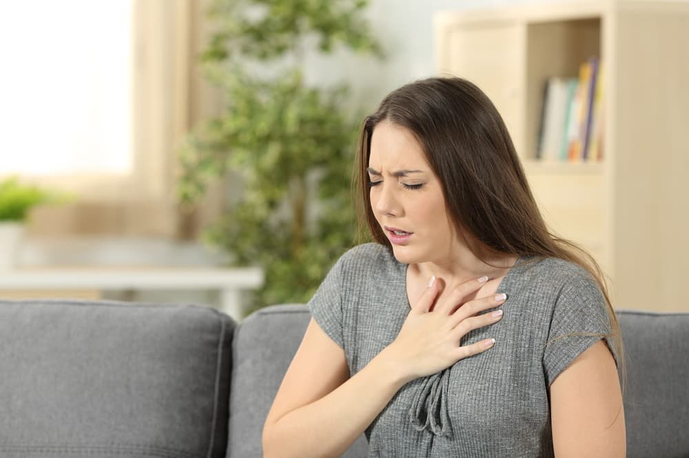 Ból w klatce piersiowej przy wdechu – jakie są przyczyny?