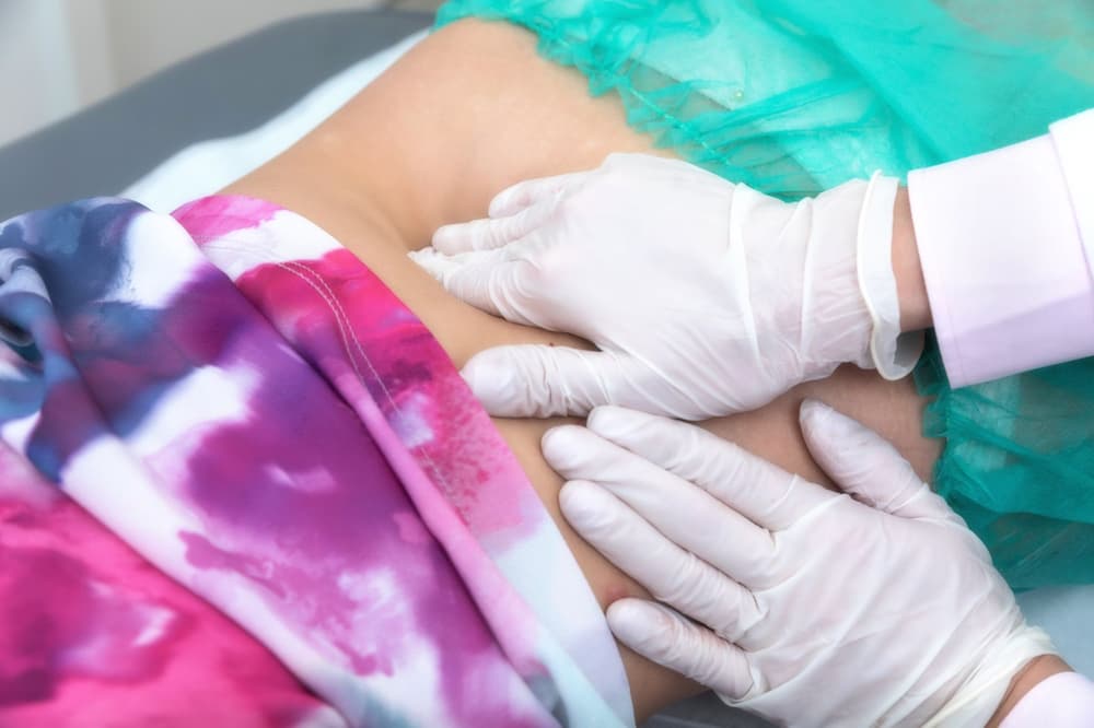 Objaw Chełmońskiego – na czym polega i co oznacza dodatni wynik badania jamy brzusznej?