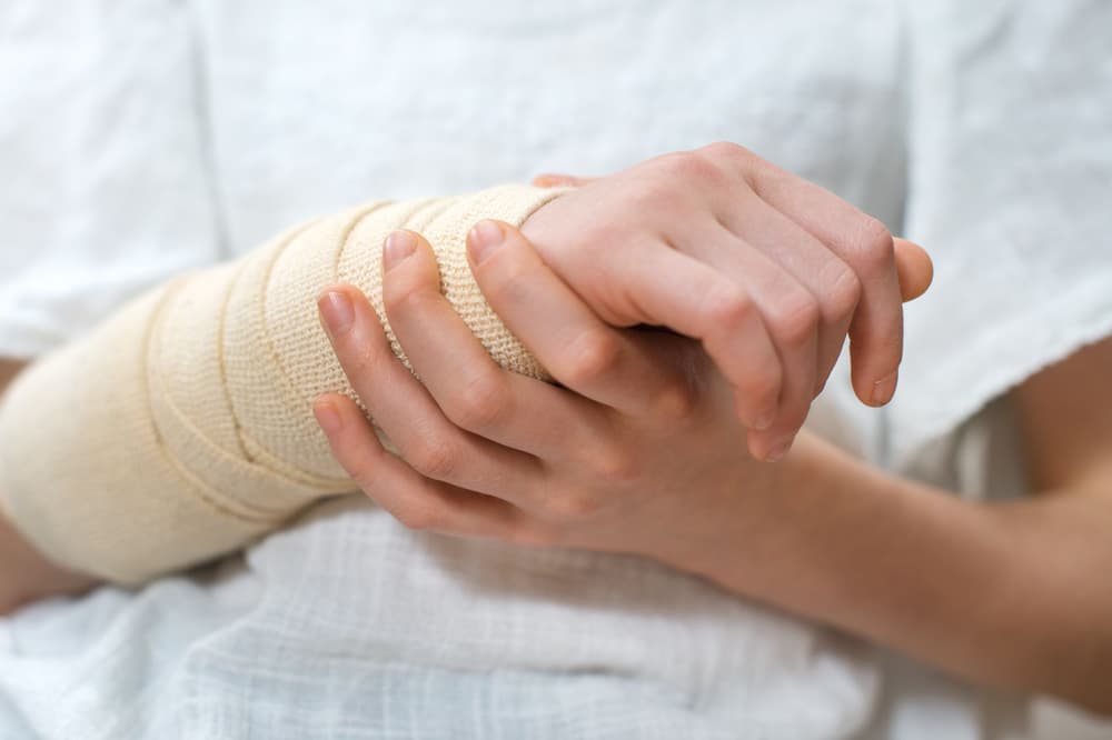 Złamanie kości promieniowej – nasady dalszej, bliższej, głowy – leczenie, gips, rehabilitacja
