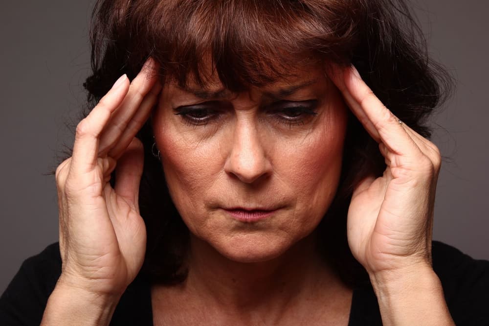 Ból głowy a menopauza – dlaczego w okresie przekwitania boli głowa?