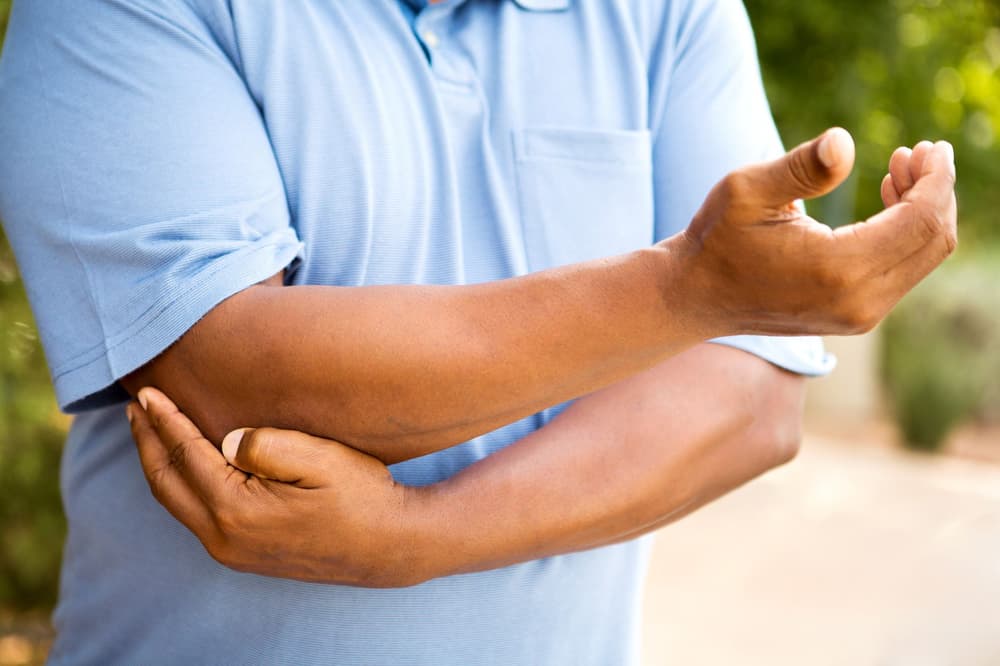 Przeprost łokcia – przyczyny, objawy, leczenie, ćwiczenia, rehabilitacja, operacja