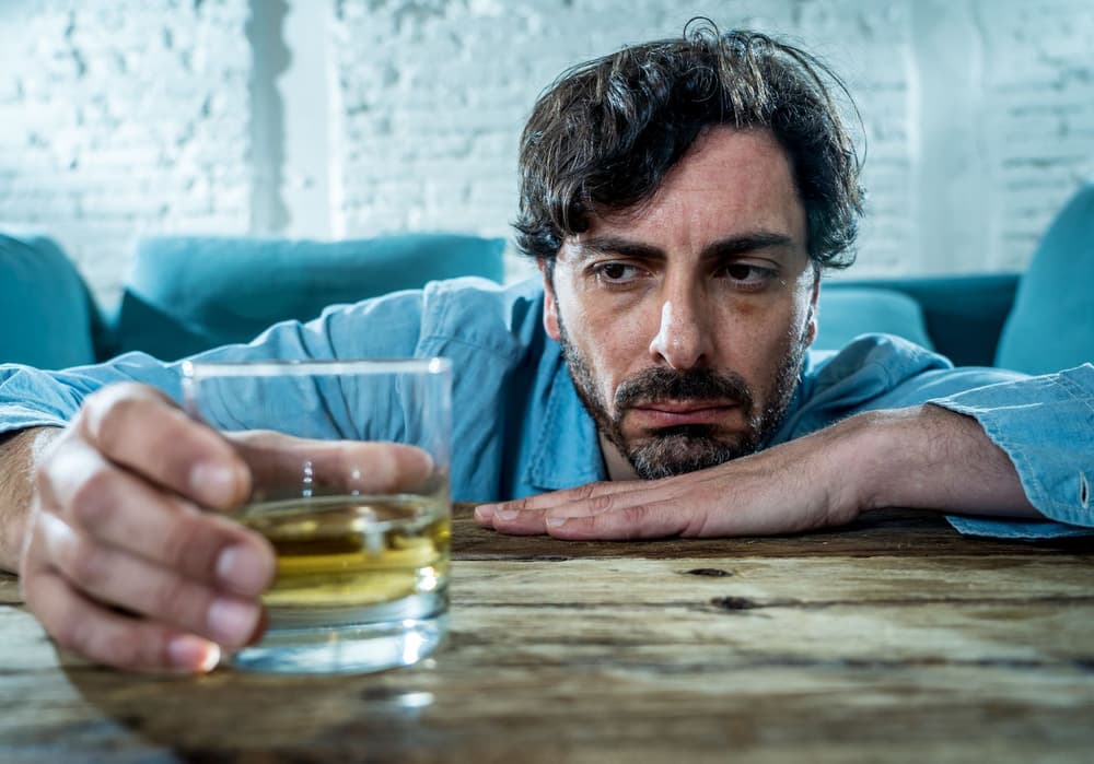 Polineuropatia alkoholowa (neuropatia alkoholowa)  – czym jest, jakie ma objawy, czy jest uleczalna?