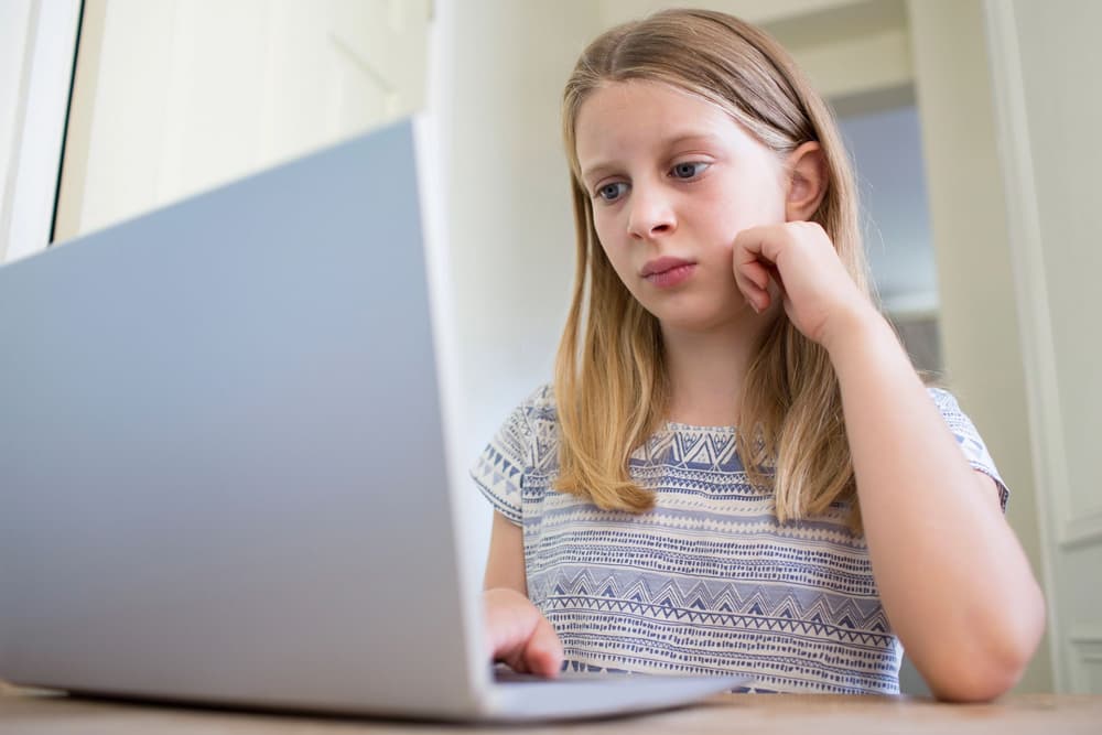 dziewczynka wpatrująca się w ekran monitora 