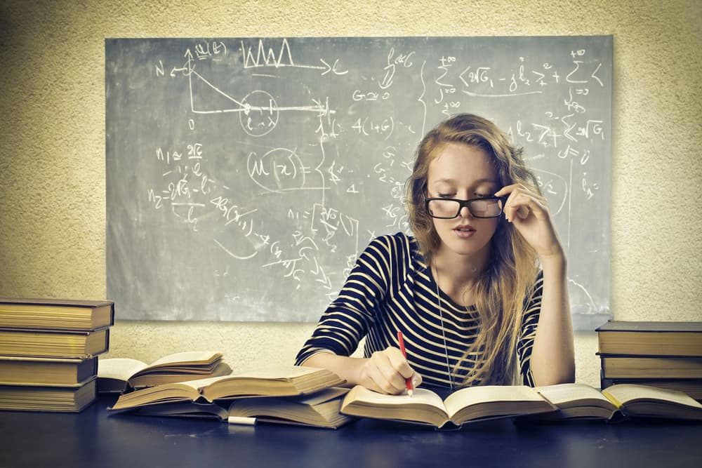 kobieta pochłonięta zadaniami z matematyki kobieta pochłonięta zadaniami z matematyki