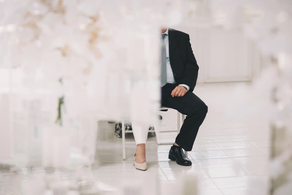 Postać ubrana pół na pół jak kobieta i jak mężczyzna.