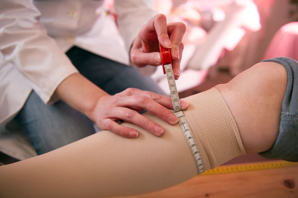 Kompresjoterapia – jakie są wskazania, rodzaje, kiedy stosować i jaki stopień ucisku?