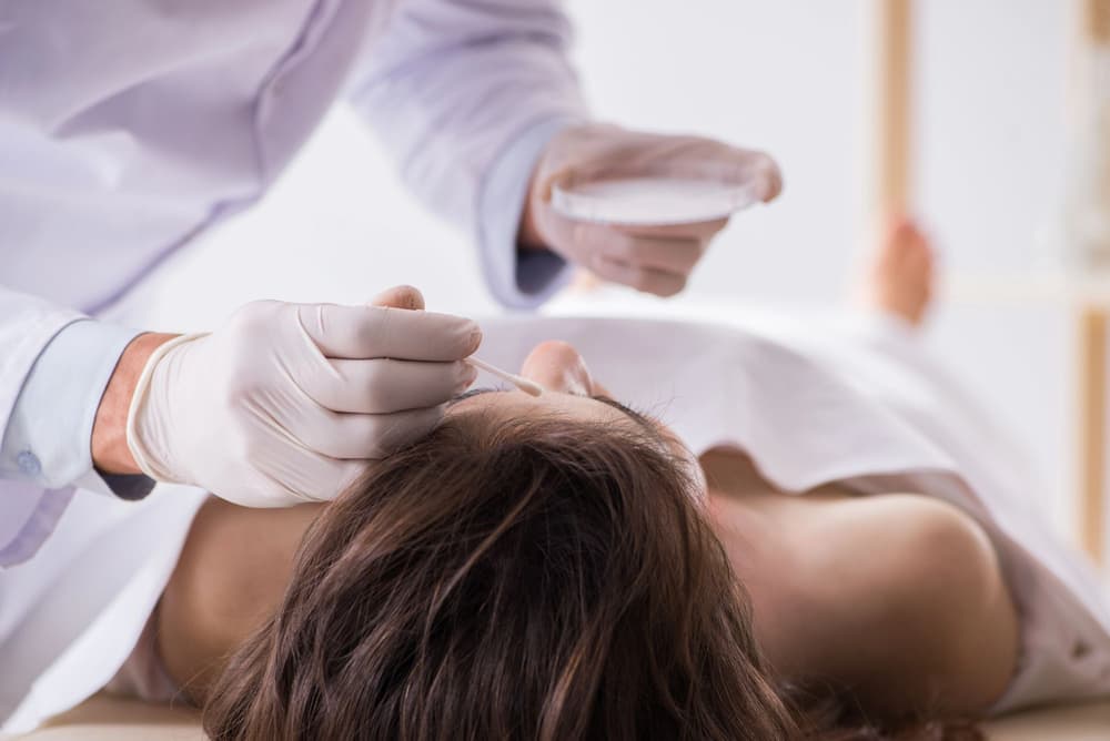 lekarz badajacy zmarłą 