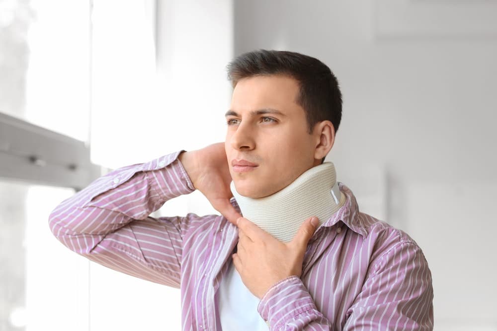 Kręcz szyi – rodzaje, przyczyny, objawy, diagnostyka, leczenie, domowe sposoby