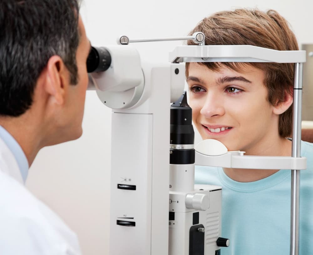 Astygmatyzm – co to jest? Przyczyny, objawy, diagnostyka, leczenie, jak widzi osoba z astygmatyzmem?
