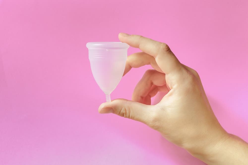 Kubeczek menstruacyjny – jak go używać? Czy to wygodne?
