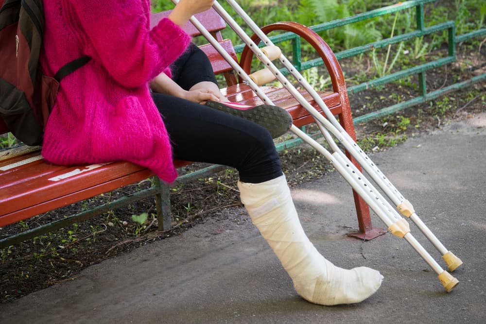 Kule ortopedyczne – jakie są rodzaje, które wybrać, jak chodzić o kulach?