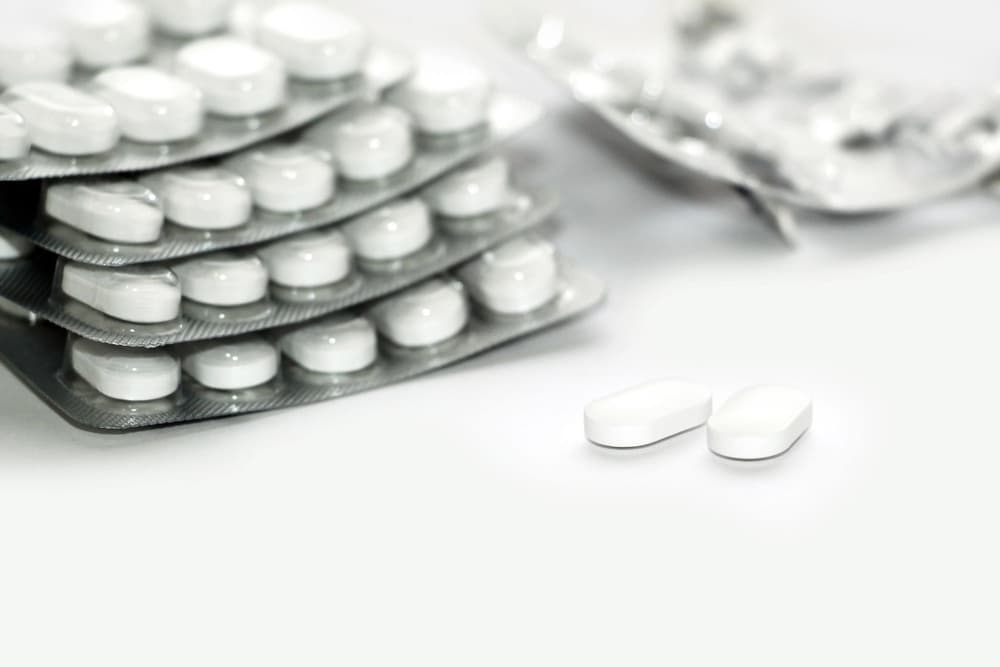 Tabletki loratadyna w blistrach.