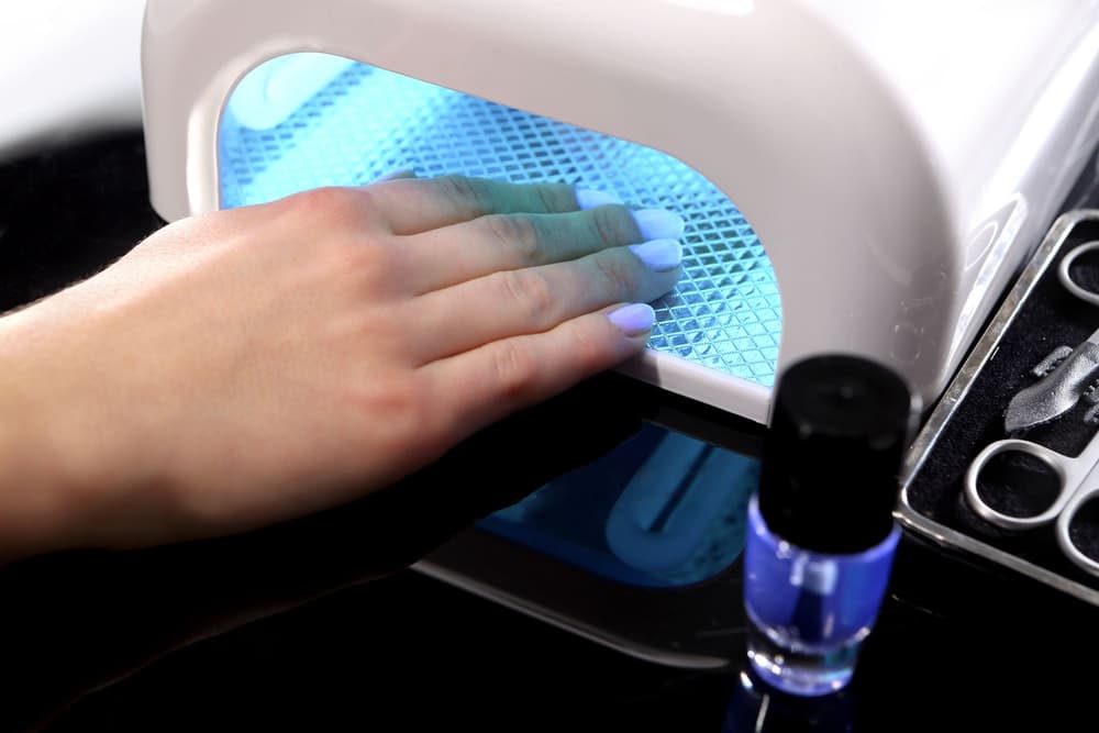 Manicure hybrydowy – czym jest, wzory, jak wykonać krok po kroku
