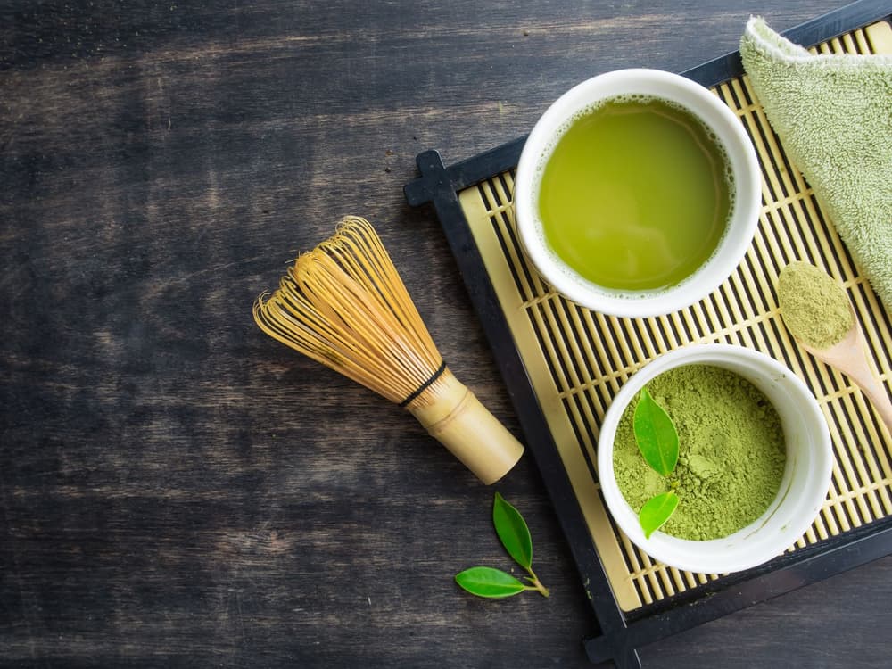 Matcha – zielona herbata w proszku – właściwości, cena. Gdzie kupić i jak parzyć? Opinie