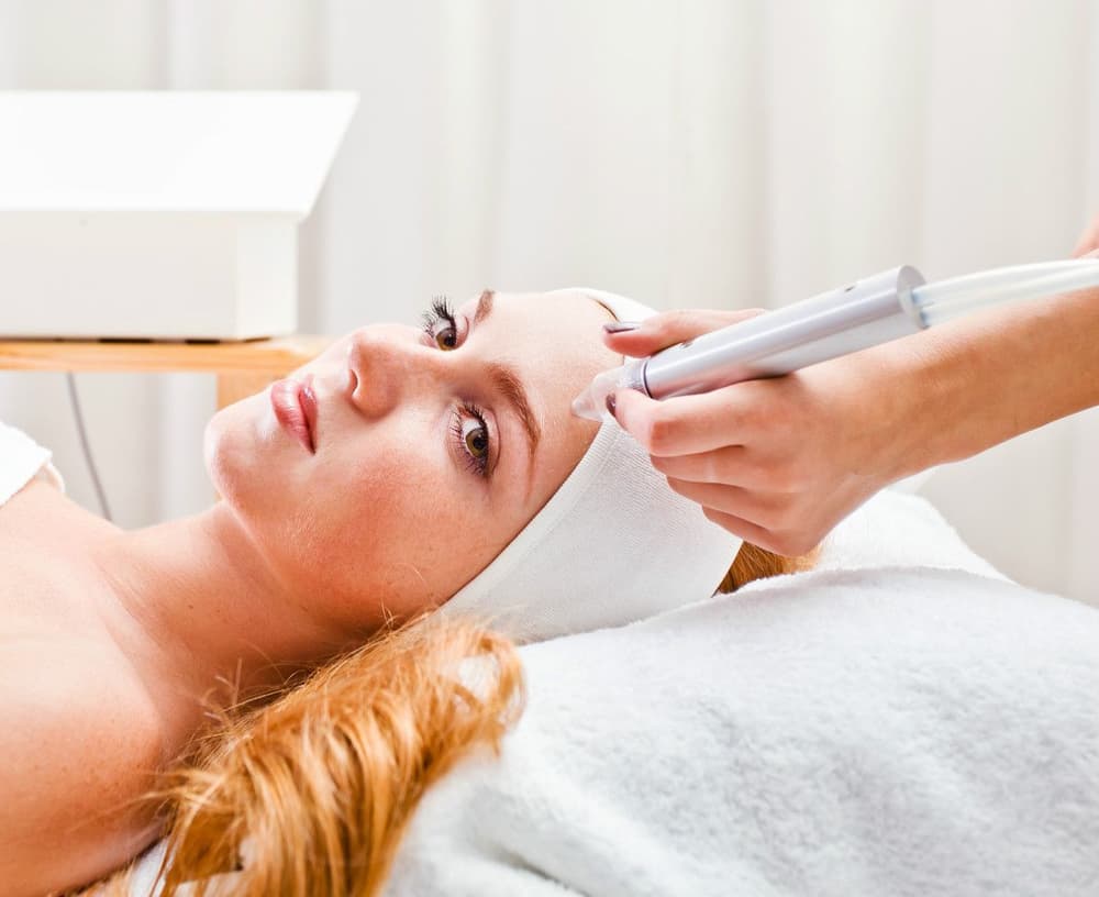 Dermabrazja i mikrodermabrazja – co to za zabiegi? Wskazania i przeciwwskazania, przebieg, efekty, cena