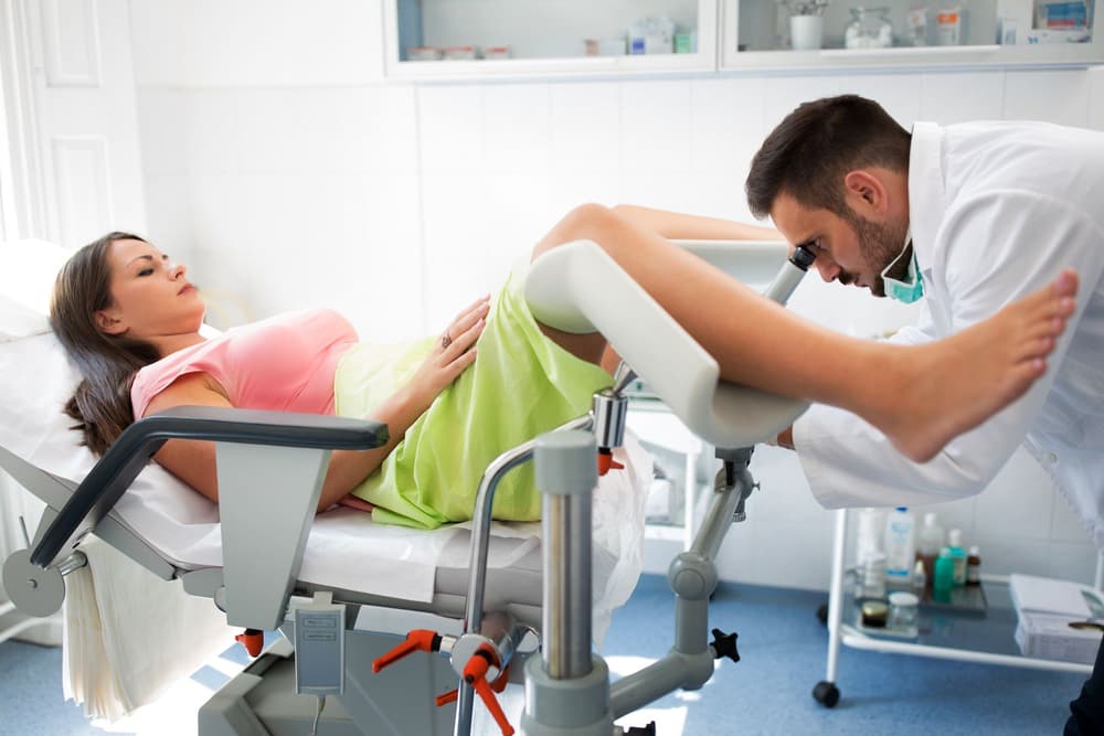 Plamienie implantacyjne – jak wygląda, jaki ma kolor i kiedy się pojawia?