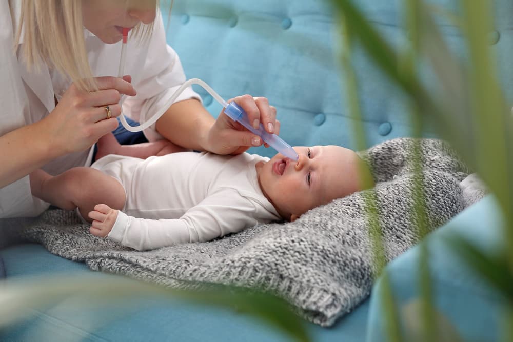 Katar u niemowlaka – jak się objawia, ile trwa, jakie leki można podać, domowe sposoby
