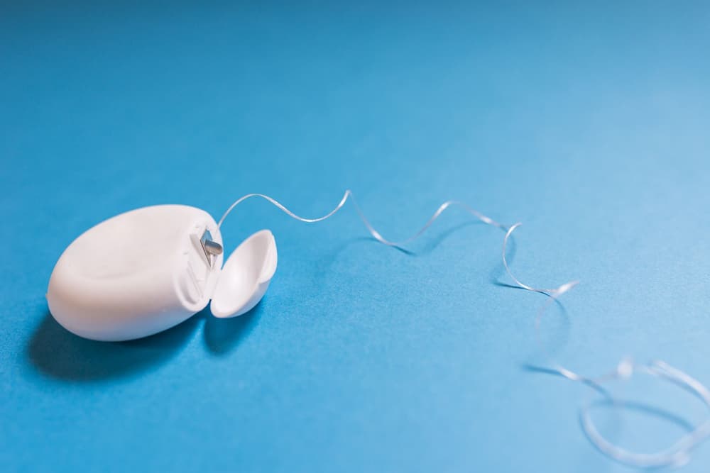 Nitkowanie zębów – jaką nić dentystyczną wybrać i jak prawidłowo nitkować zęby?