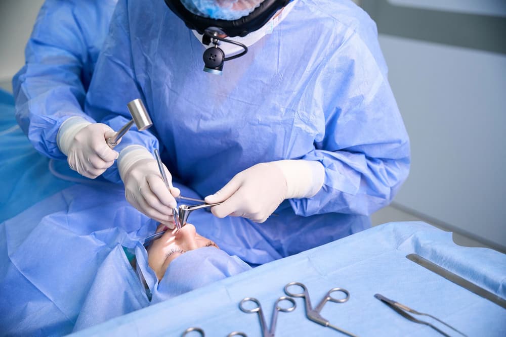 Operacja przegrody nosowej (septoplastyka) – wskazania, przeciwwskazania, efekty, powikłania, cena