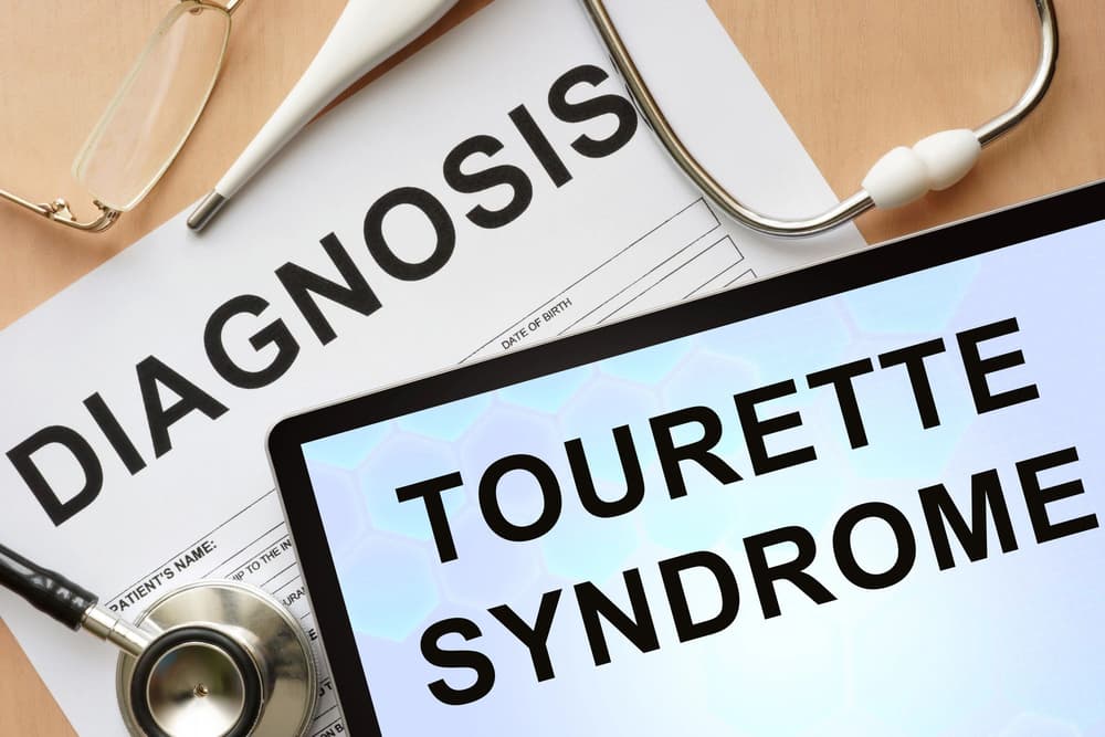 Kartka, na której jest napisane: Tourette Syndrom (zespół Torette'a), czyli nazwa schorzenia, na które przepisuje się lek pimozyd.