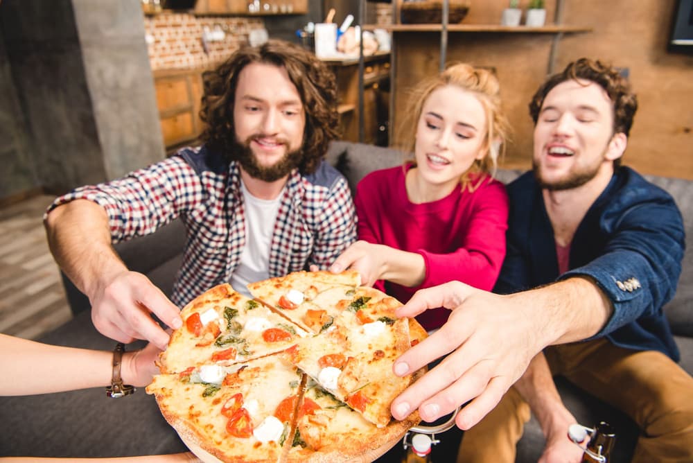 Co się dzieje w organizmie po zjedzeniu kawałka pizzy?