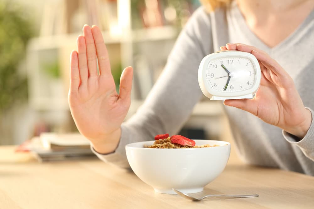 Intermittent fasting (przerywany post, dieta IF) – co to? Zasady, wskazania i przeciwwskazania postu przerywanego