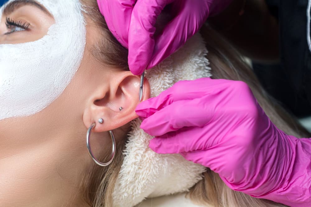 Piercing – jaka metoda przekłuwania uszu jest najzdrowsza? Jak bezpiecznie przekłuwać ciało?