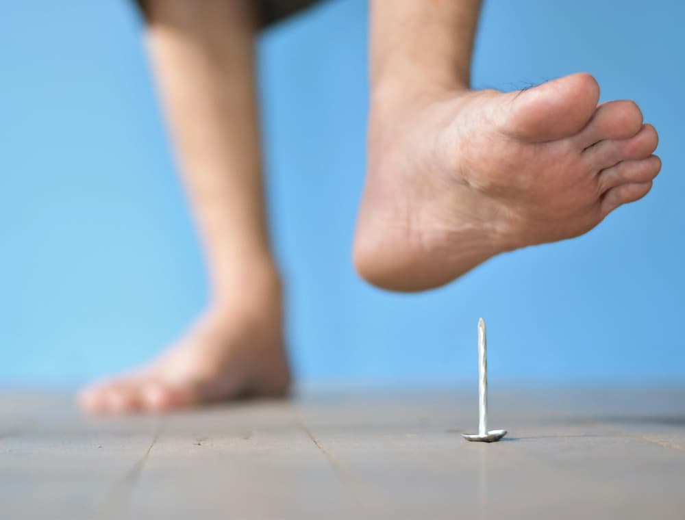 Rana kłuta – jak powstaje? Objawy, pierwsza pomoc