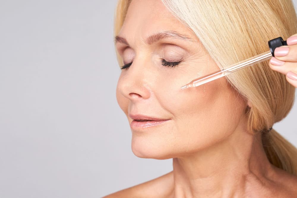 Serum do twarzy – co to jest, rodzaje, jak nakładać, czym różni się od kremu