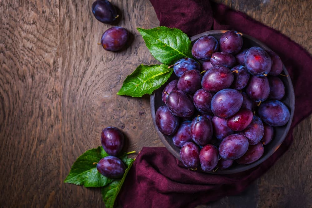 śliwki w półmisku 